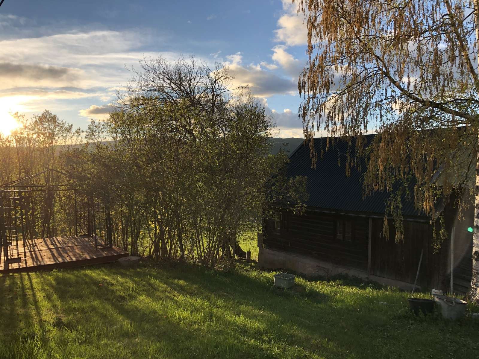 Småbruk med gamle trehus i solnedgang